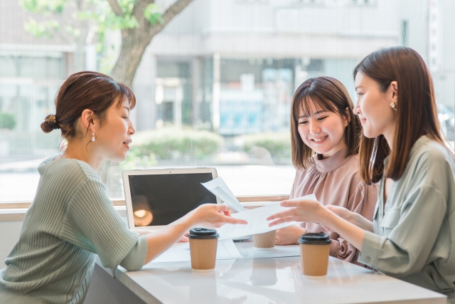 女性が打合せ