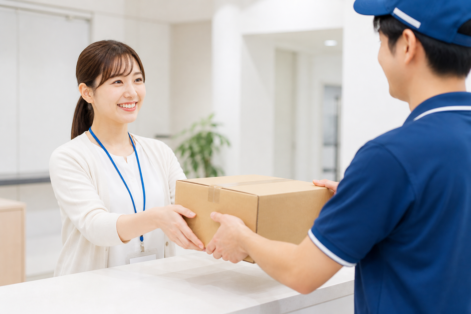 バーチャルオフィスの有人受付で荷物を受け取るスタッフ