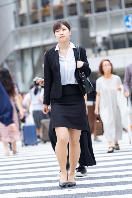 スーツ女性が歩く