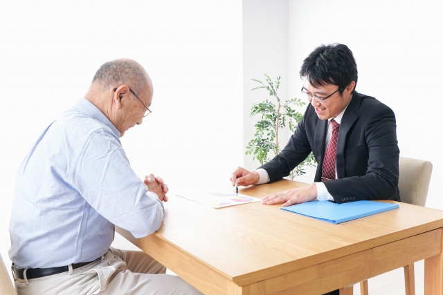 相談しているシニア